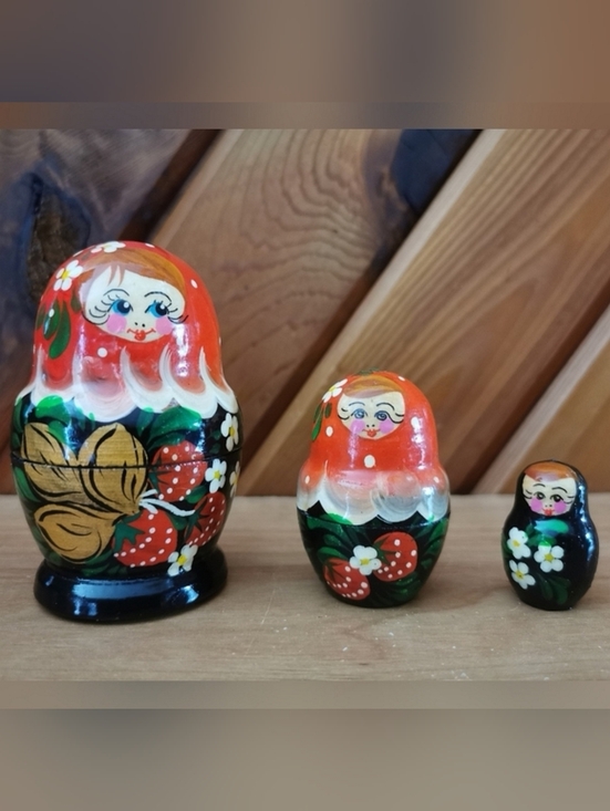 Vintage Other - Set of 3 Nesting Dolls